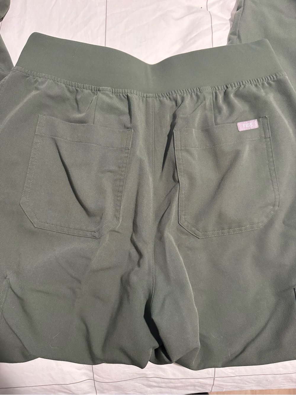Figs Yola high rise slim scrub pant in moss - Picture 4 of 7
